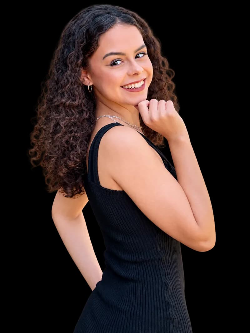 Retrato de Jéssica Xavier, criadora UGC, sorrindo com a mão no queixo